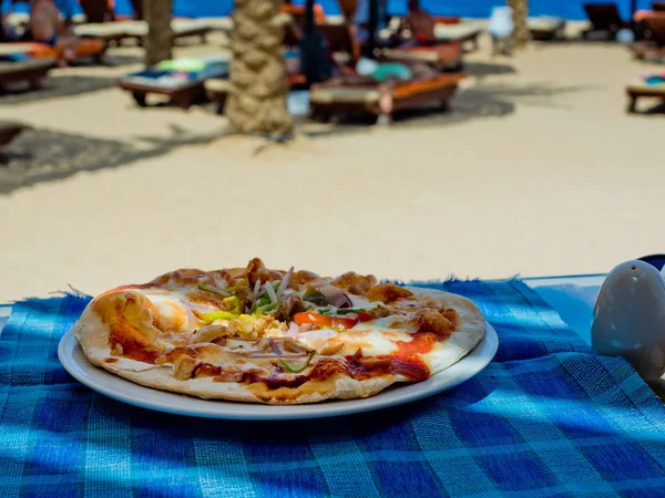 Pizza Con Tocino Pimiento Picante Verde Plato Mantel Azul Café — Foto de Stock