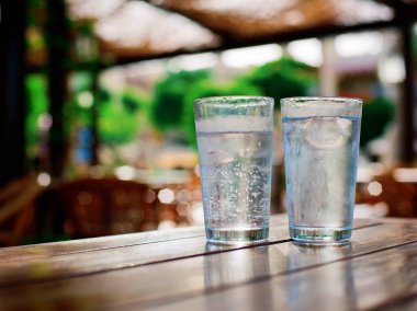 Sokak kafe arka masada buz cin tonik iki bardak.