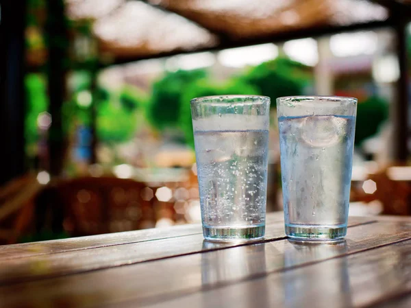Sokak kafe arka masada buz cin tonik iki bardak.