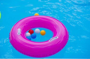 Mavi yüzme havuzunda pembe kayan nokta.