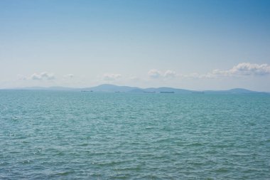 Mavi deniz ufukta bir gemi. Doğa arka plan.