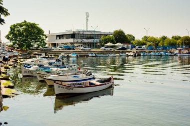 Nessebar, Bulgaristan - 27 Ağustos 2018: City port demirli gemiler, yatlar ve balıkçı tekneleri.