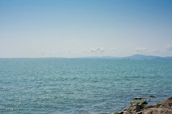 在蓝海地平线上的一艘船 自然背景 — 图库照片