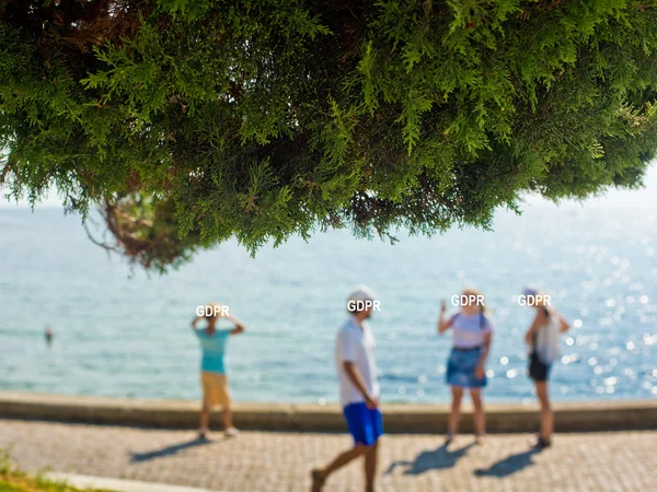 Los Turistas Son Fotografiados Paseo Marítimo Desenfoque Cara Está Oculta —  Fotos de Stock