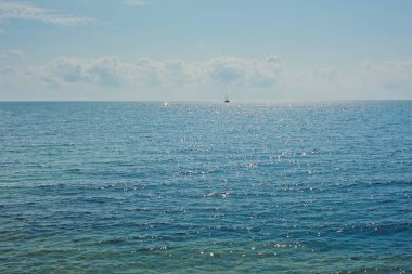 Mavi deniz ufukta bir gemi.