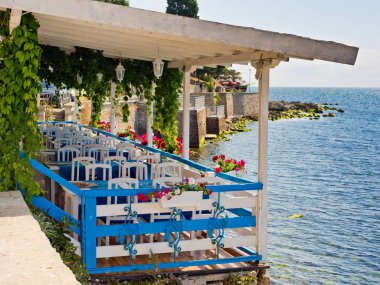 Denizin kenarında yaz boş kafe.