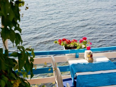 Denizin kenarında yaz boş kafede bir tablo.