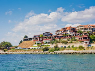 Nessebar, Bulgaristan - 27 Ağustos 2018: Evler şehrin görünümünü.