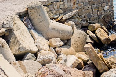 Yok edilen dalgakıran. Doğa arka plan.