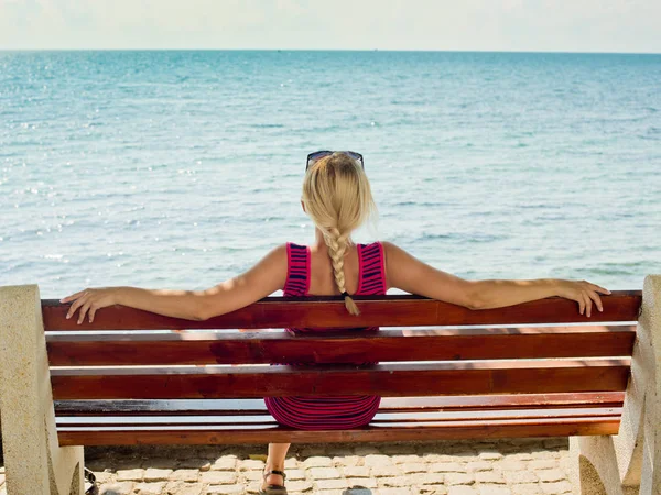 Meisjes Blond Zijn Zittend Een Bankje Kijken Naar Zee Uitzicht — Stockfoto