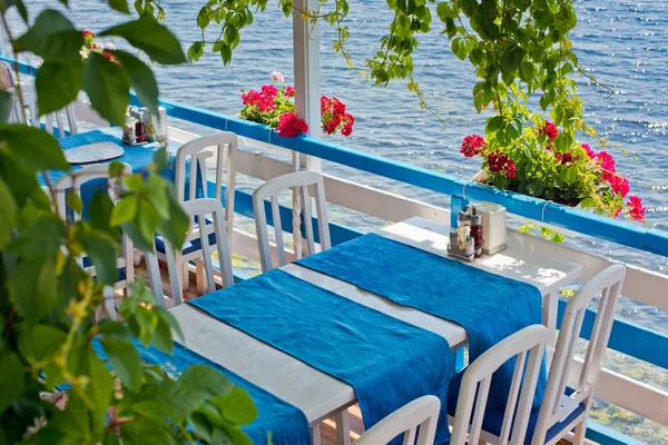 Denizin kenarında yaz boş kafede bir tablo.