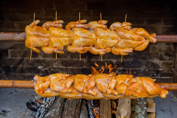 Cocinar Pollo Una Saliva Sobre Carbones Primer Plano — Foto de Stock