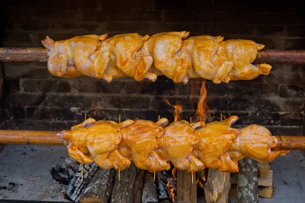 Cocinar Pollo Una Saliva Sobre Carbones Primer Plano — Foto de Stock