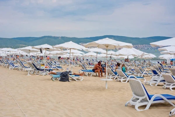 Nessebar Bulgaristan Ağustos 2018 Şezlong Şemsiye Kum Plajındaki — Stok fotoğraf