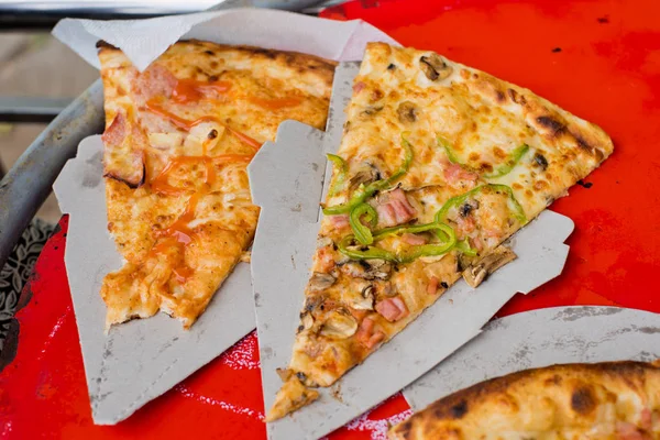 Stukken Pizza Tafel Straatvoedsel — Stockfoto