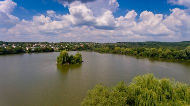 Gölün ortasındaki yeşil ağaçlar hava görünümünü. Güzel doğa.