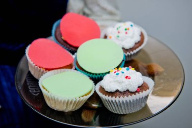 Bir tabak içinde çok renkli kek.