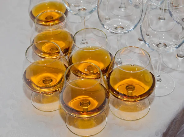 Bicchieri Cognac Con Cognac Sul Tavolo — Foto Stock