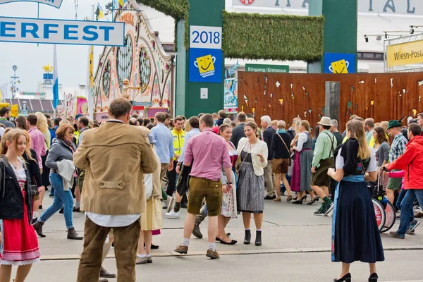 Múnich Alemania Octubre 2018 Personas Atracciones Festival Folclórico Más Grande — Foto de Stock