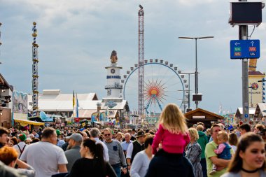 Münih, Almanya - 07 Ekim 2018: insanlar ve Fuar sürmek en büyük halk Festivali dünyada - oktoberfest.
