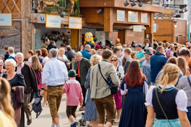 Münih, Almanya - 07 Ekim 2018: insanlar ve Fuar sürmek en büyük halk Festivali dünyada - oktoberfest.