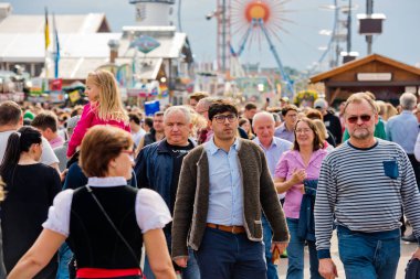 Münih, Almanya - 07 Ekim 2018: insanlar ve Fuar sürmek en büyük halk Festivali dünyada - oktoberfest.