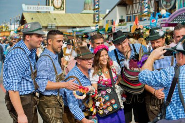 Münih, Almanya - 07 Ekim 2018: insanlar ve Fuar sürmek en büyük halk Festivali dünyada - oktoberfest.