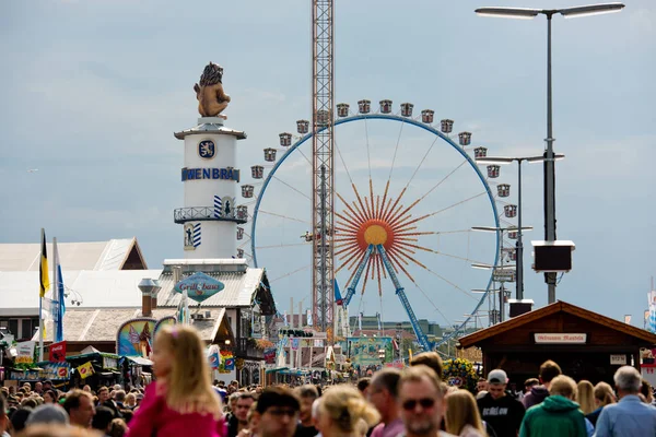 Múnich Alemania Octubre 2018 Personas Atracciones Festival Folclórico Más Grande — Foto de Stock