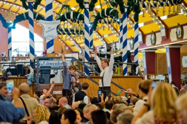 Münih, Almanya - 07 Ekim 2018: İki adam onların ayakkabı en büyük halk Festivali dünyada - oktoberfest bira içmek.