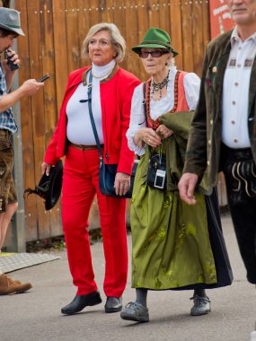 Münih, Almanya - 07 Ekim 2018: Oktoberfest - dünyanın en büyük halk Festivali Ulusal kostümleri iki yaşlı kadın yürüyor.
