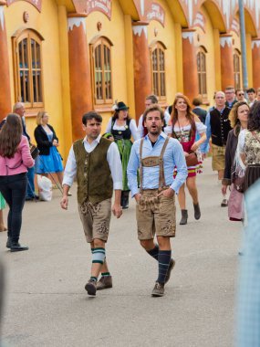 Münih, Almanya - 07 Ekim 2018: İnsanların en büyük halk Festivali dünyada - oktoberfest Ulusal kostümleri.