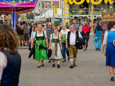Münih, Almanya - 07 Ekim 2018: İnsanların en büyük halk Festivali dünyada - oktoberfest Ulusal kostümleri.