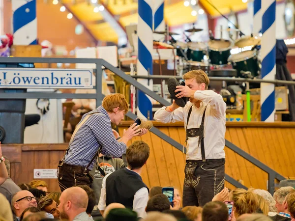 Munich Alemania Octubre 2018 Dos Chicos Beben Cerveza Sus Zapatos — Foto de Stock