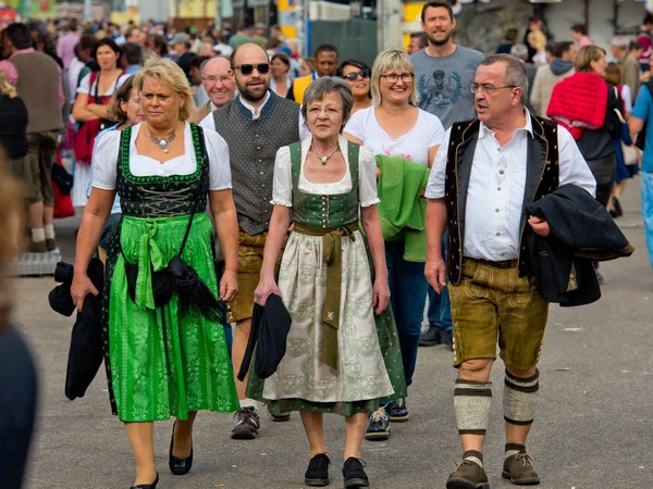 Münih, Almanya - 07 Ekim 2018: İnsanların en büyük halk Festivali dünyada - oktoberfest Ulusal kostümleri.