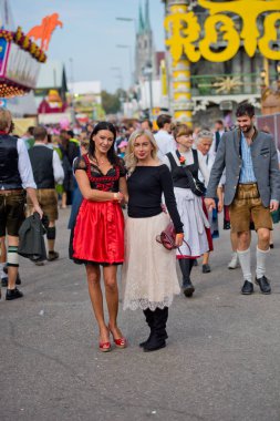 Münih, Almanya - 07 Ekim 2018: İki oktoberfest kız Oktoberfest - dünyanın en büyük halk Festivali.
