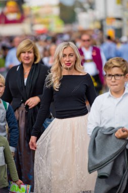 Münih, Almanya - 07 Ekim 2018: Oktoberfest kız oktoberfest - dünyanın en büyük halk Festivali.