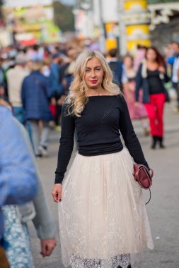 Münih, Almanya - 07 Ekim 2018: Oktoberfest kız oktoberfest - dünyanın en büyük halk Festivali.