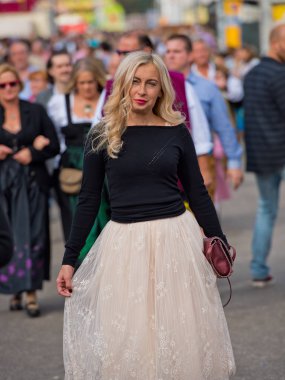 Münih, Almanya - 07 Ekim 2018: Oktoberfest kız oktoberfest - dünyanın en büyük halk Festivali.