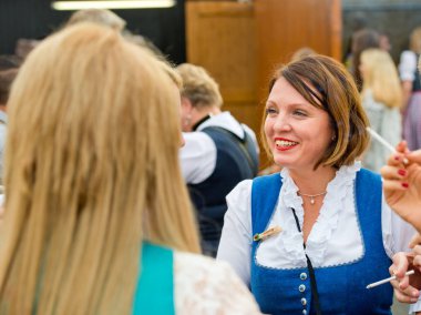 Münih, Almanya - 07 Ekim 2018: Beautiful girls Oktoberfest - dünyanın en büyük halk Festivali Ulusal kostümleri.
