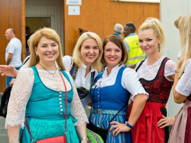 Münih, Almanya - 07 Ekim 2018: Beautiful girls Oktoberfest - dünyanın en büyük halk Festivali Ulusal kostümleri.