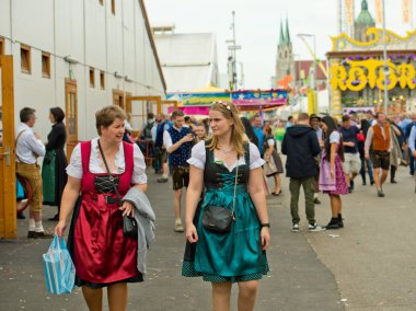 Münih, Almanya - 07 Ekim 2018: Beautiful girls Oktoberfest - dünyanın en büyük halk Festivali Ulusal kostümleri.