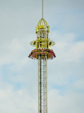 Münih, Almanya - 07 Ekim 2018: Turist en büyük halk Festivali sürmek dünya - oktoberfest binmek.
