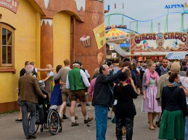 Münih, Almanya - 07 Ekim 2018: insanlar ve Fuar sürmek en büyük halk Festivali dünyada - oktoberfest.