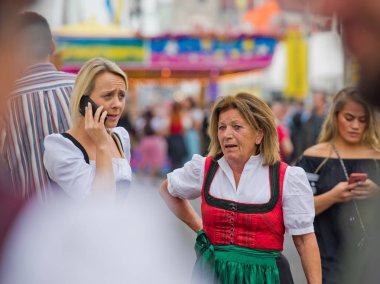 Münih, Almanya - 07 Ekim 2018: insanlar ve Fuar sürmek en büyük halk Festivali dünyada - oktoberfest.