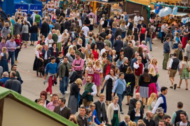 Münih, Almanya - 07 Ekim 2018: İnsanların en büyük halk Festivali dünyada - Oktoberfest kalabalıklar.
