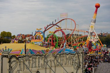 Münih, Almanya - 07 Ekim 2018: Turist en büyük halk Festivali sürmek dünya - oktoberfest binmek.