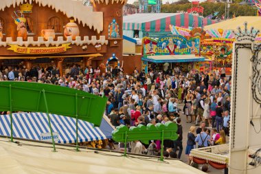 Münih, Almanya - 07 Ekim 2018: İnsanların en büyük halk Festivali dünyada - Oktoberfest kalabalıklar.