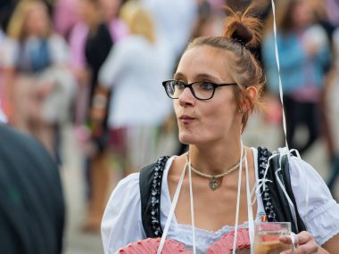 Münih, Almanya - 07 Ekim 2018: Gingerbread satıcı kız Oktoberfest - dünyanın en büyük halk Festivali.