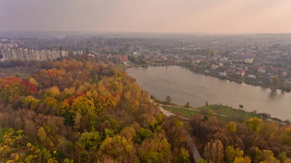 Letecký Pohled Podzimní Městského Parku Poblíž Jezera Krásný Pohled Přírody — Stock fotografie