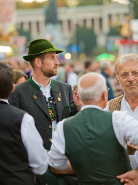 Münih, Almanya - 07 Ekim 2018: Adam dünya - Oktoberfest en büyük halk Festivali Ulusal kostüm.